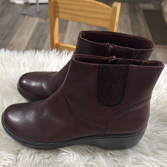 Clarks Collection Cushion Women's Ankle Boots - Deep Burgundy Size 9 NWOT - Picture 2 of 7